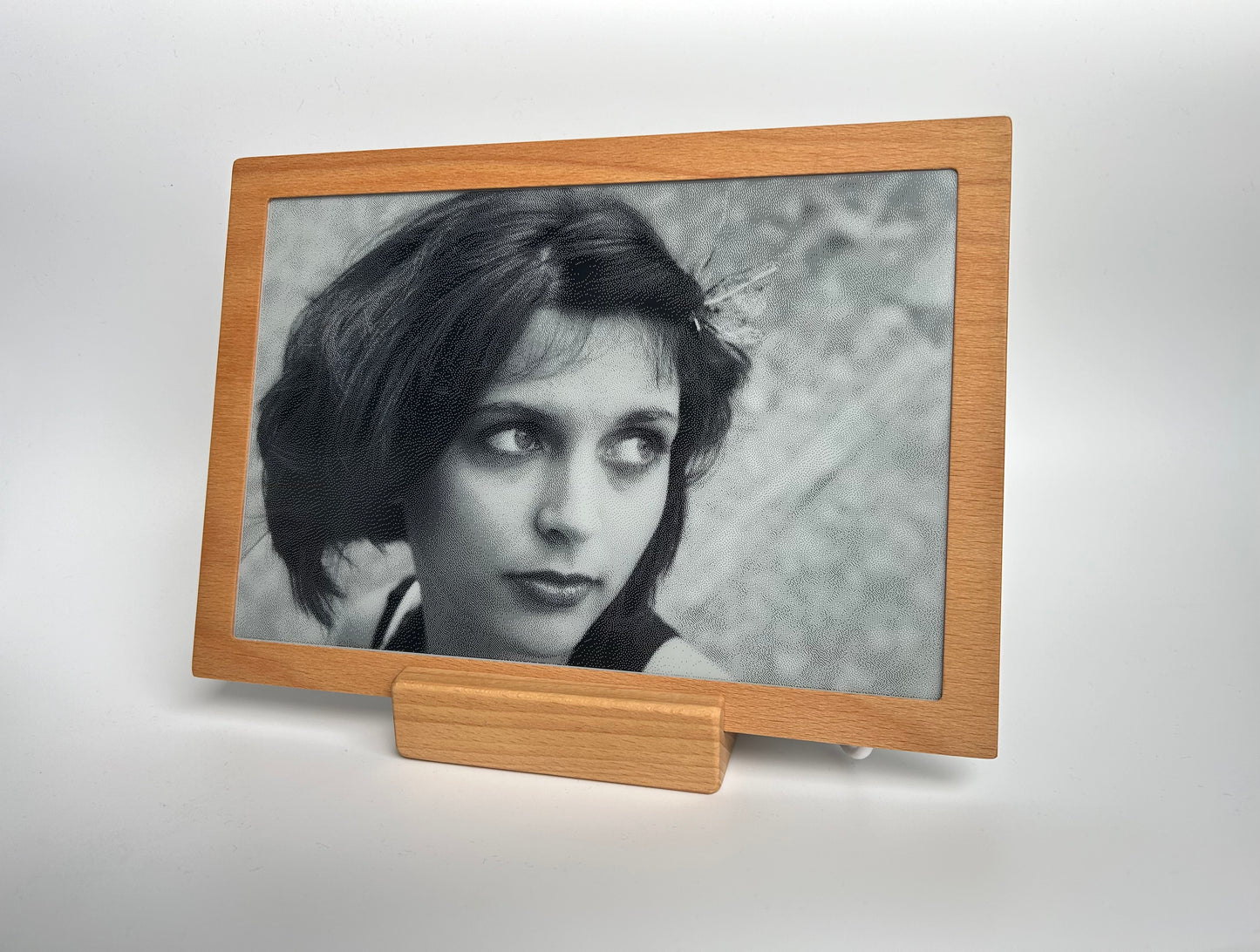 The Invisible Display: E-Paper Calendar and Smart Screen